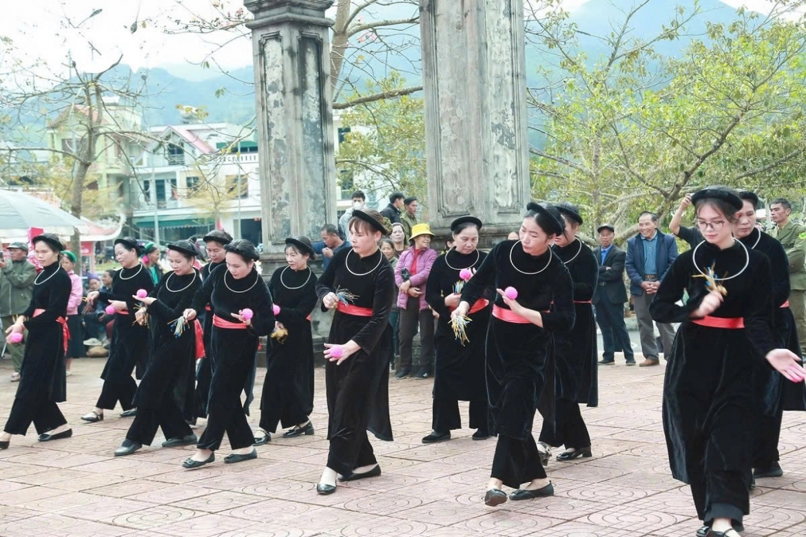 Tay women perform a ceremonial dance in the courtyard, bringing a festive atmosphere to the ethnic communities.