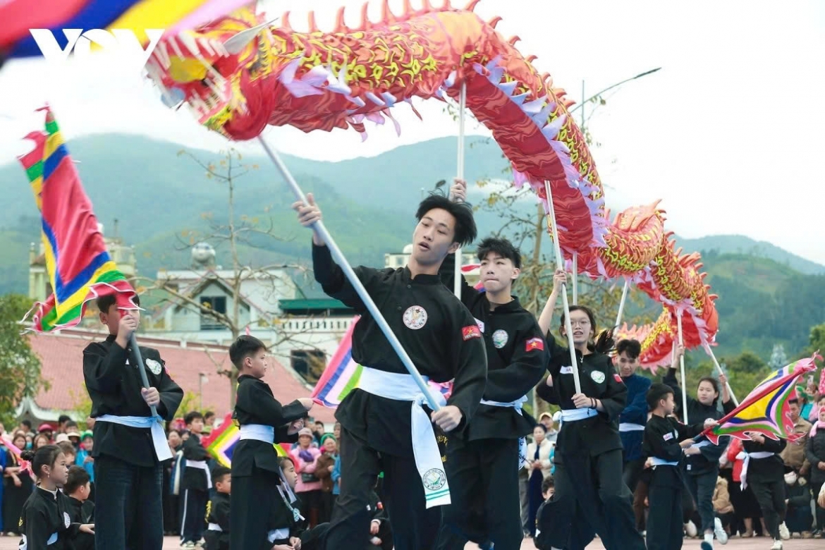 A wide range of activities are organised during the festival, including Then singing and zither performances, a football tournament and traditional folk games. Tourism information booths are also set up, showcasing local products under the One Commune One Product (OCOP) programme.