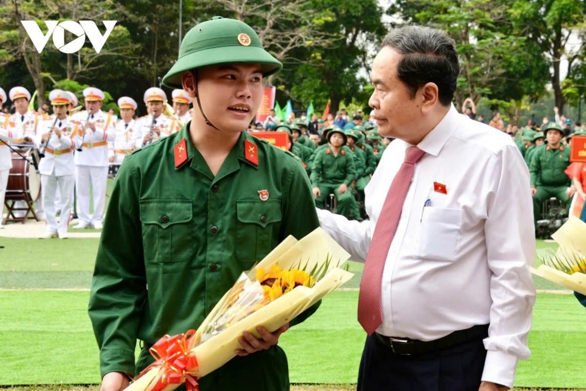 National Assembly Chairman Tran Thanh Man encouraged the new recruits to fulfill their duty and strive for excellence during their military service. In Ho Chi Minh City, 2,534 young people join the armed forces in this year’s conscription drive.