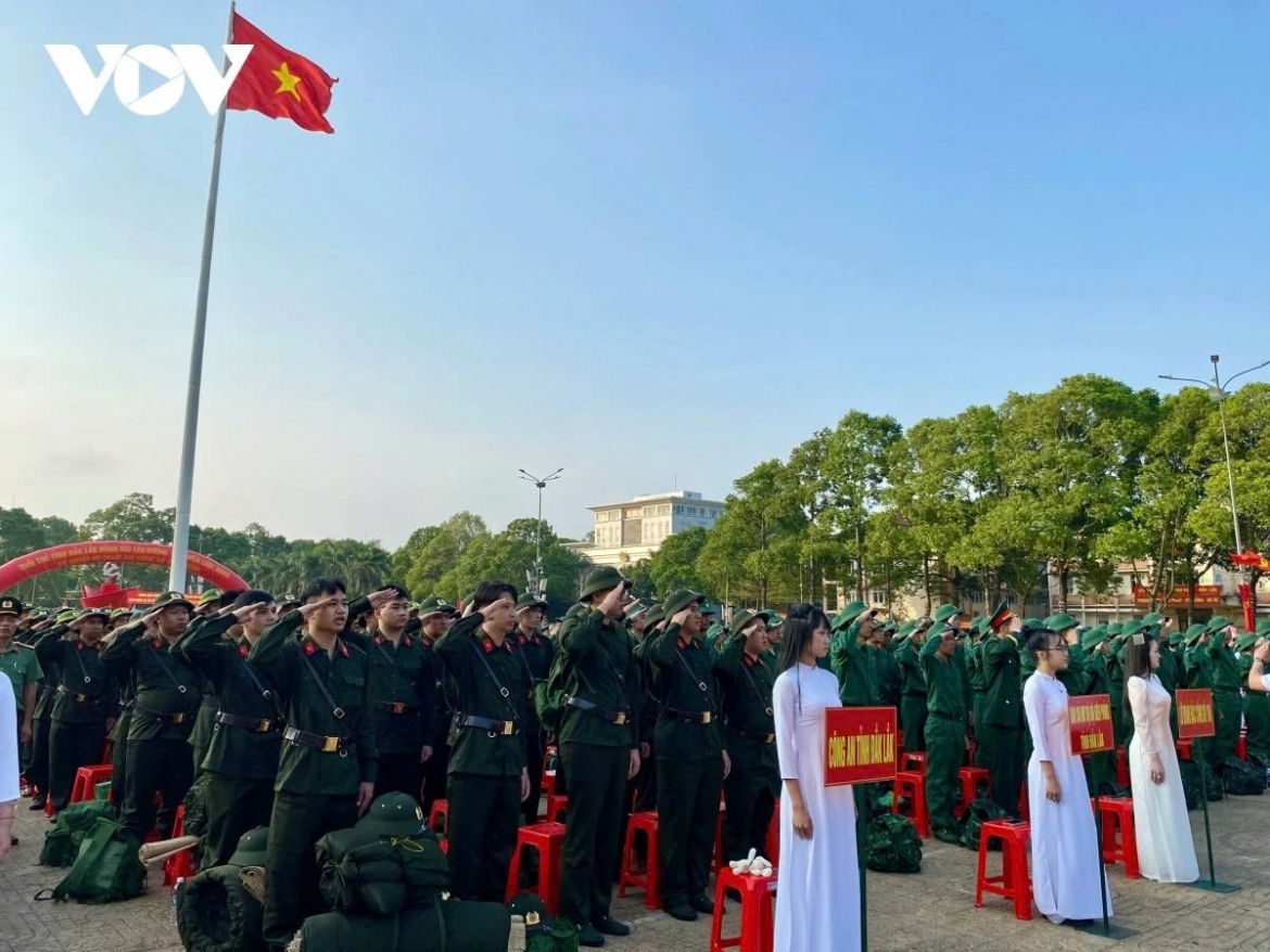 Central Highlands conscription handover:  In Dak Lak province, 5,449 citizens have been called up, including 4,600 assigned to military service and 849 to the public security forces. Among the new recruits, 167 hold university degrees, 155 have college qualifications, and 21 possess vocational training certificates.
