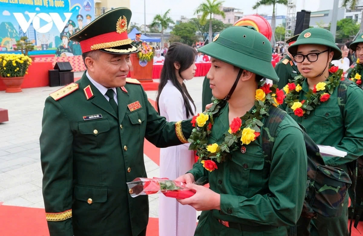 At 14 military recruitment points across Da Nang, more than 4,600 young recruits depart simultaneously to begin their compulsory service.