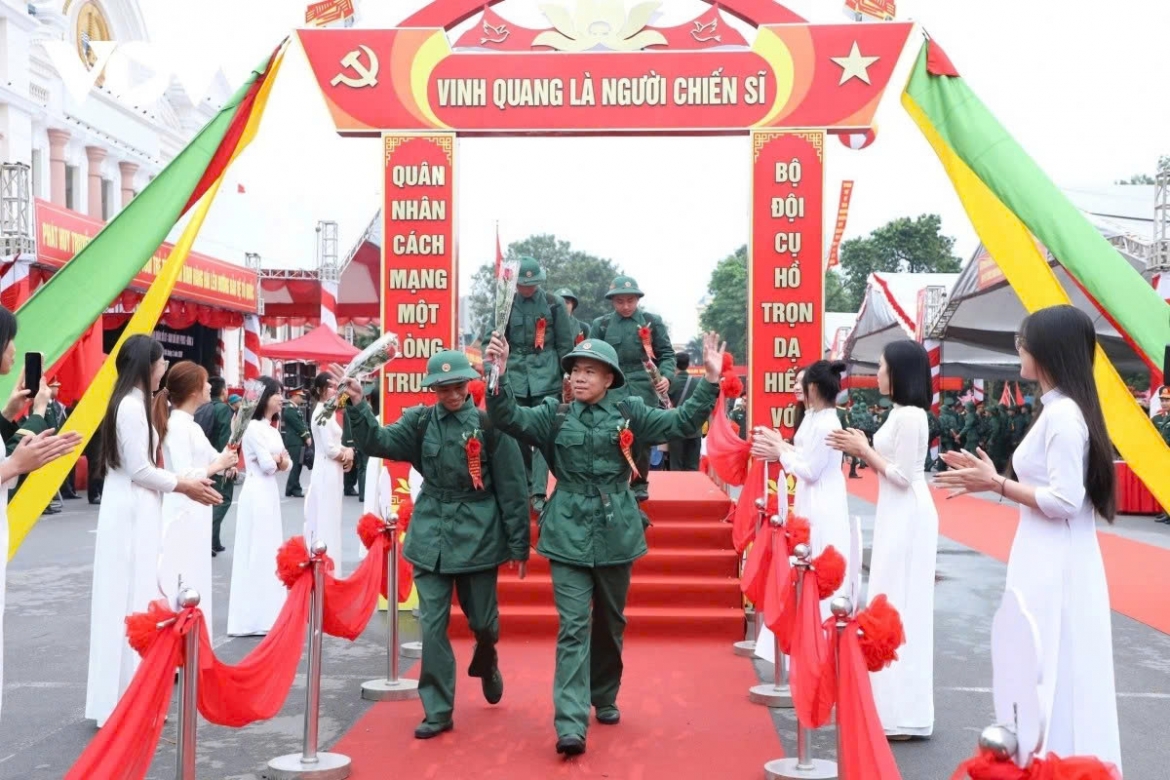 Young people are excited and proud to join the army and hope to contribute to protecting the fatherland on this occasion.