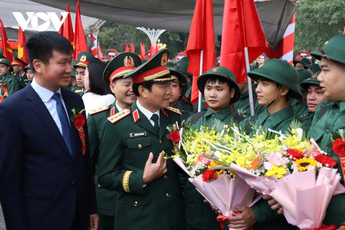 General Nguyen Tan Cuong, Chief of the General Staff of the Vietnam People’s Army and Deputy Minister of National Defence, encourages the new recruits ahead of their departure at the conscription handover ceremony in Nam Dinh ward, Ninh Binh province.