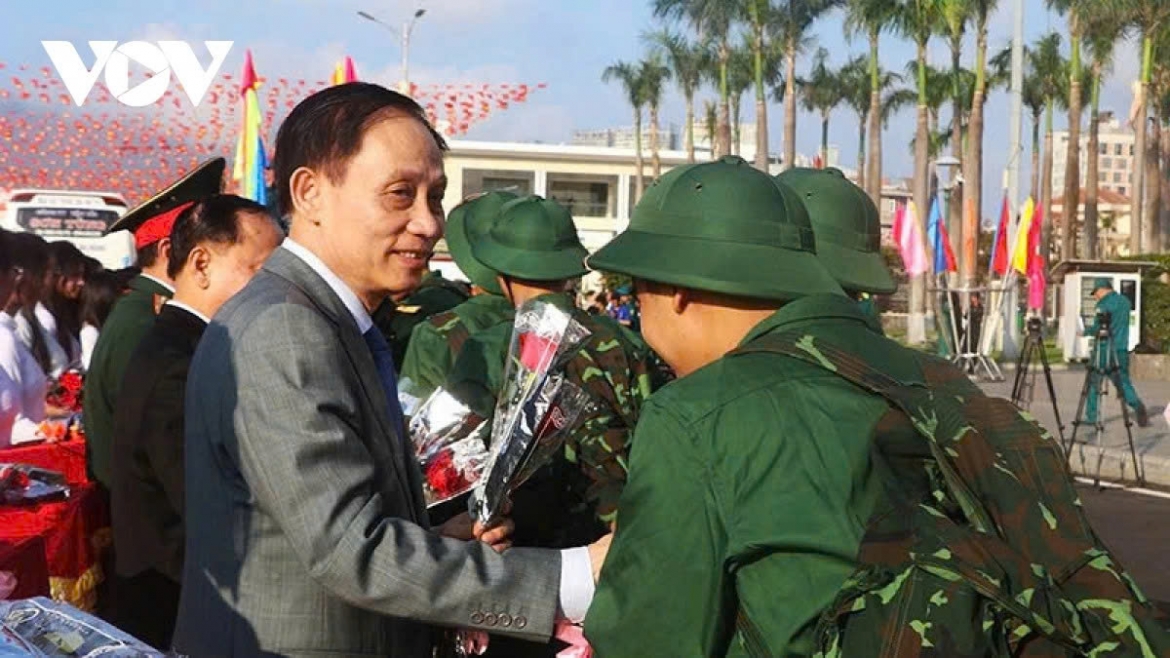 Politburo member and Minister of Foreign Affairs Le Hoai Trung congratulates the new recruits on their departure for military service in Quy Nhon ward, Gia Lai province.