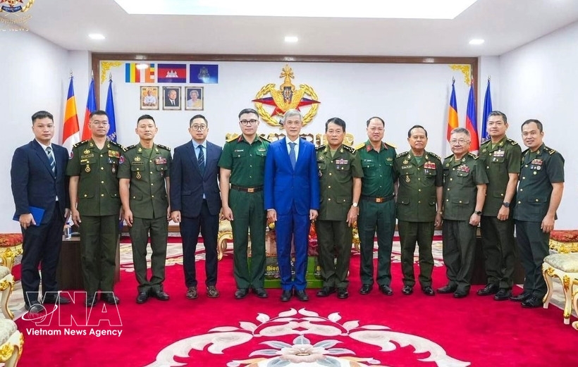 Vietnamese Ambassador to Cambodia Nguyen Minh Vu pays a New Year visit to the Royal Cambodian Armed Forces (Photo: VNA)