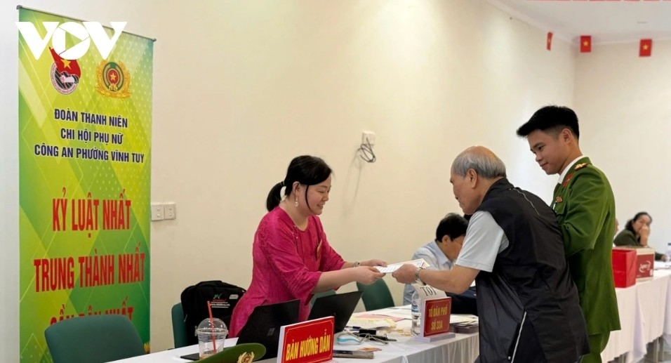 At a polling station in Vinh Tuy ward, Hanoi, elderly voters with mobility difficulties receive assistance from polling staff and police officers at the guidance desk, reflecting the care and responsibility shown on election day for the 16th National Assembly and People’s Councils at all levels for the 2026-2031 term.
