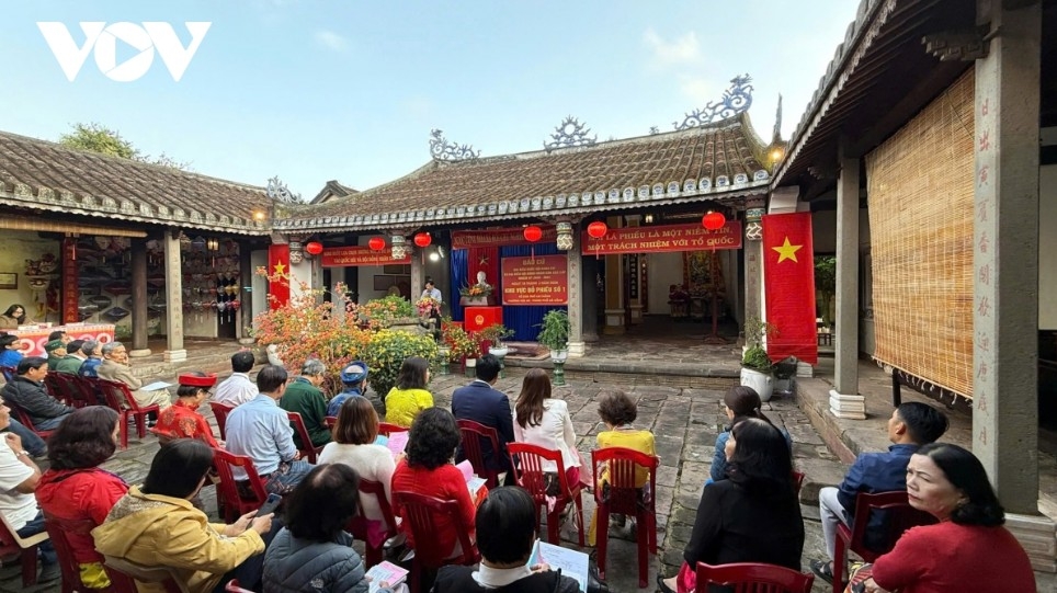 At An Dinh residential quarter in Hoi An ward of Da Nang, the polling station is set at Huy Hoa shrine, a heritage site located in the old quarter. More than half of the voters in the area are ethnic Chinese, with many families having lived and traded in the old town for generations. Across Hoi An, several polling stations are arranged in historic communal houses, shrines and assembly halls, creating a distinctive election setting within the heritage area.