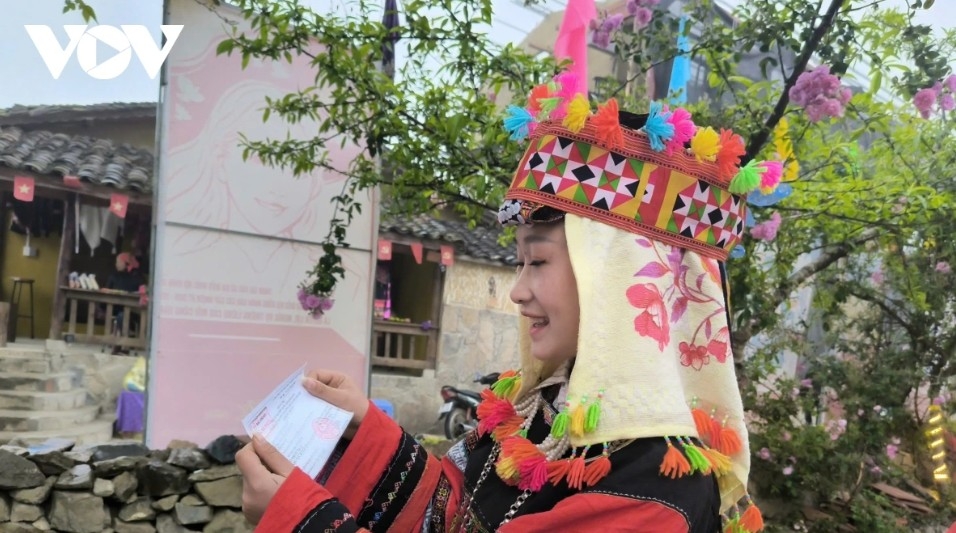 At Polling Station No. 03 in Lung Cu commune of Ha Giang province, the voting site is located in Lo Lo Chai village, recently named one of the “Best Tourism Villages in the World 2025.” The choice of location highlights attention to ethnic minority communities and shows the spirit of national unity at Vietnam’s northernmost point.