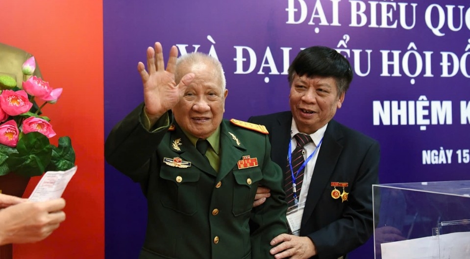 Col. Do Ngoc Sy, 98, the oldest voter at Polling Station No. 11 in Cau Giay ward, Hanoi, says he is glad to still be in good health to take part in the election. The 70-year Party member expresses confidence that the vote will achieve positive results and encourage people to continue building a stronger Vietnam.