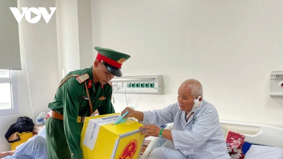 The human-centred spirit of election day is also evident at Polling Station No. 055 at Military Hospital 175, which has 2,011 registered voters, including 1,883 staff members, 20 rotating doctors from the Military Medical Academy and 108 patients undergoing treatment. To ensure patients can exercise their rights, polling station staff bring mobile ballot boxes directly to clinical wards.