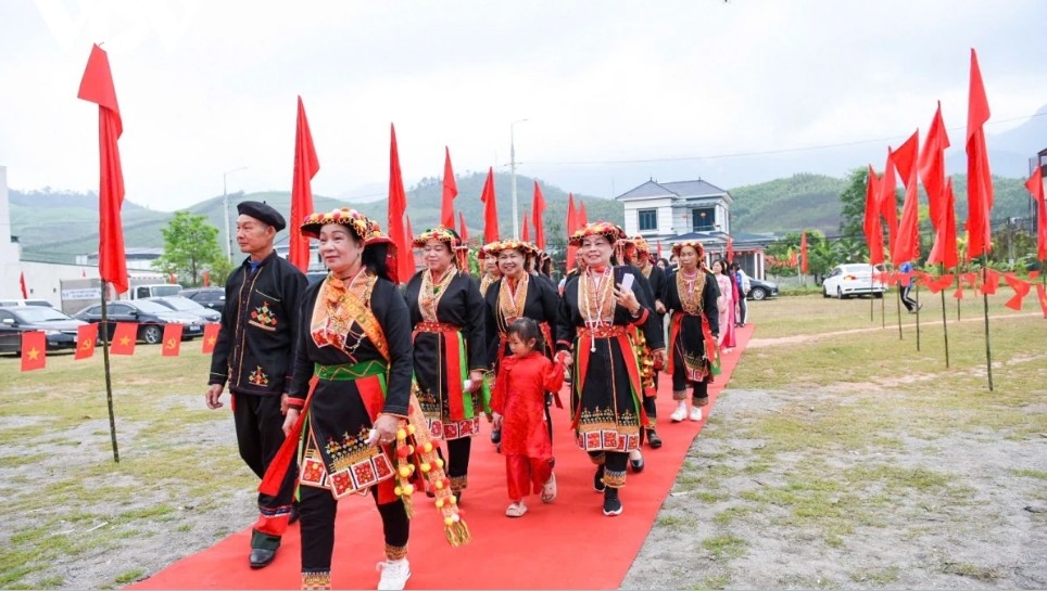 At Mau village cultural house in Tay Yen Tu commune, a mountainous area of Bac Ninh province home to 13 ethnic groups, mostly Dao, residents arrive in colourful traditional attire. The sound of ceremonial bells adds to the solemn yet warm atmosphere of election day.