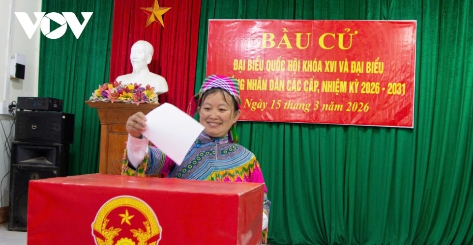 At Polling Station No. 10 in Electoral Unit No. 3 in Lien Hiep commune of Tuyen Quang province, 505 voters, mostly from the Hmong, Pa Then, Dao and Tay ethnic groups, with Pa Then accounting for about 60%, participate in the election. Polling station staff prepare both main and mobile ballot boxes and assign interpreters to read candidate biographies for voters who are not fluent in Vietnamese, ensuring the voting process is democratic and transparent.