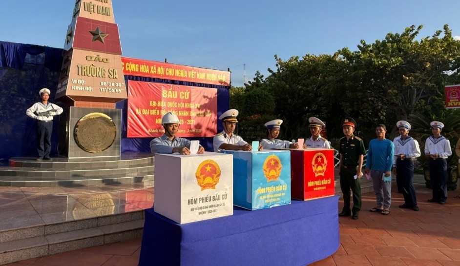 This marks the second time Truong Sa Island has held the election on the same day as the rest of the country, after the first in 2021, despite challenging geographic and weather conditions. In addition to local residents and stationed personnel, nearly 50 fishermen operating in nearby waters come ashore to cast their ballots at Polling Station No. 14.