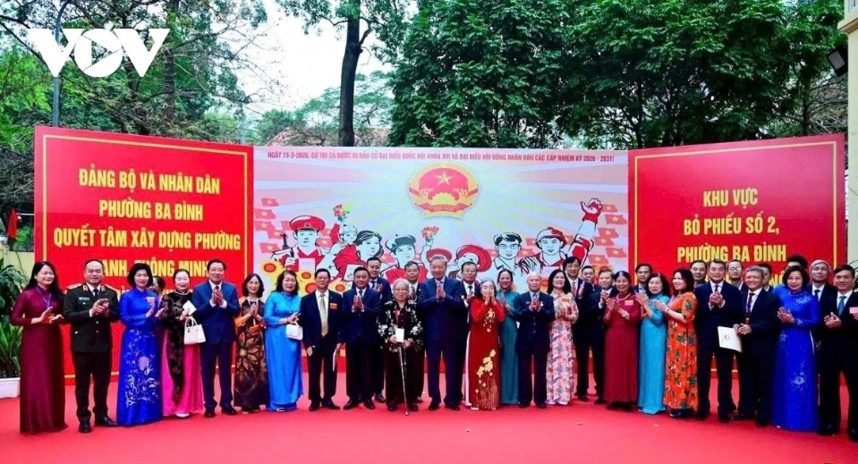 After casting their ballots at the polling station at Phan Dinh Phung High School in Ba Dinh ward, Hanoi, Party General Secretary To Lam and other Party and State leaders pose for a group photo with voters.