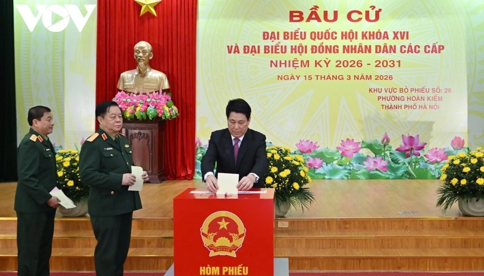 President Luong Cuong casts his ballot at Polling Station No. 26 in Hoan Kiem ward, Hanoi.
