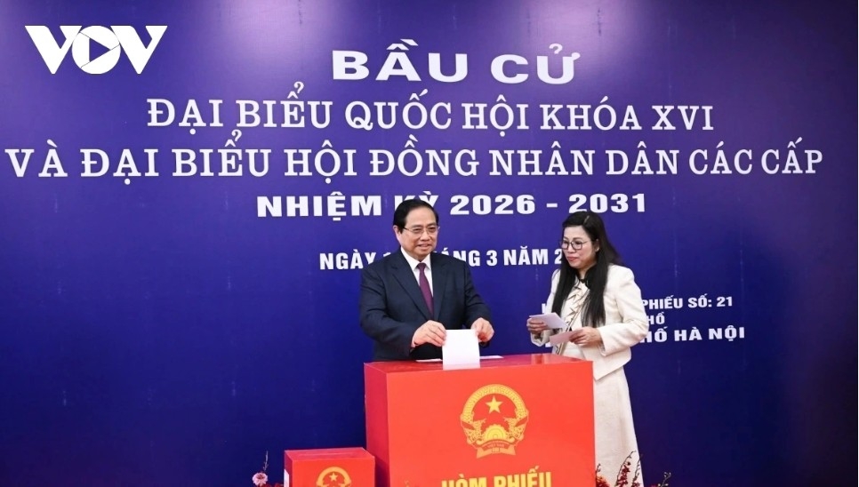 At Polling Station No. 21 at the community house of Residential Group 14 on Lac Long Quan Street in Tay Ho ward, Hanoi, Prime Minister Pham Minh Chinh and his spouse Le Thi Bich Tran cast the first ballots to elect deputies to the 16th National Assembly and People’s Councils at all levels for the 2026-2031 term.