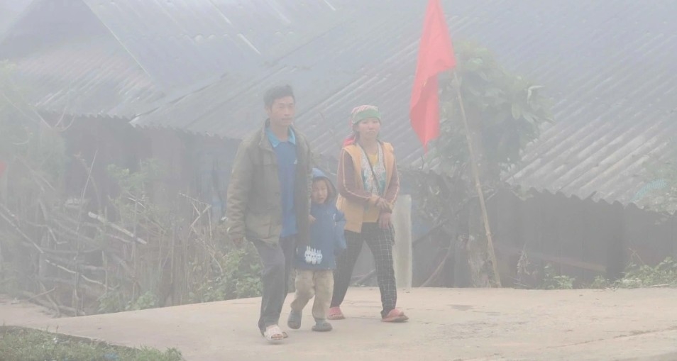 In the particularly remote area of Cua Rung, Polling Station No. 3 in Co Ma commune of Son La province, many ethnic minority voters travel long distances, crossing streams and rocky slopes to cast their ballots, bringing a lively election-day spirit to the Hmong highland village.