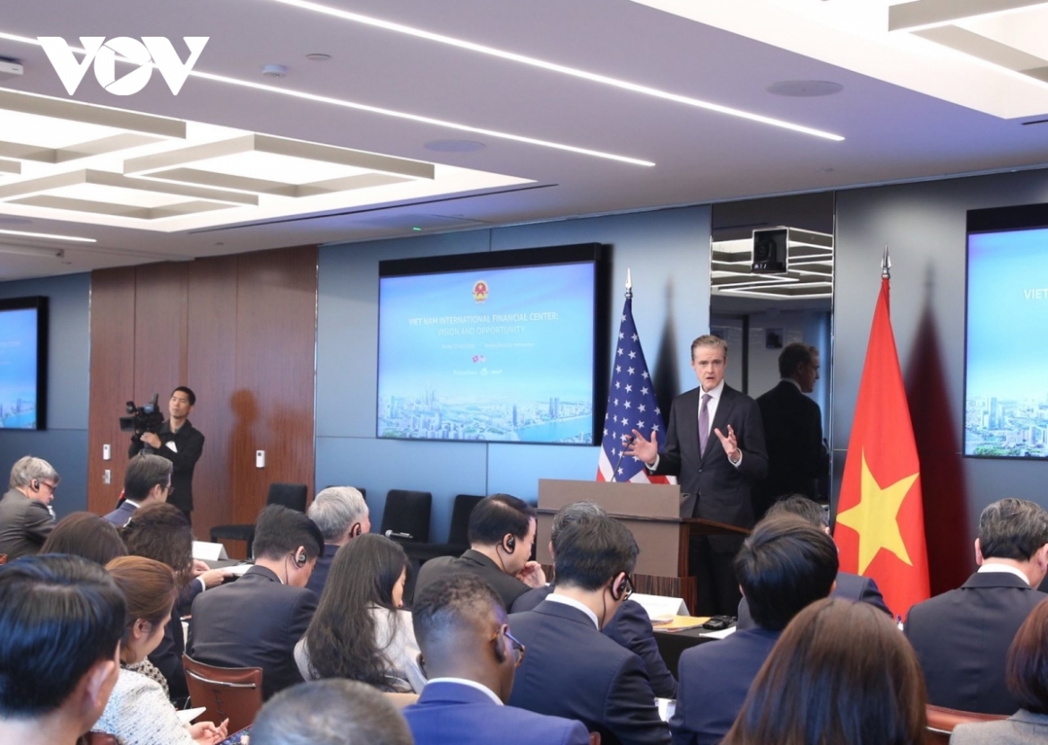 US businesses and financial experts shared their experience in developing international financial centres in the United States
