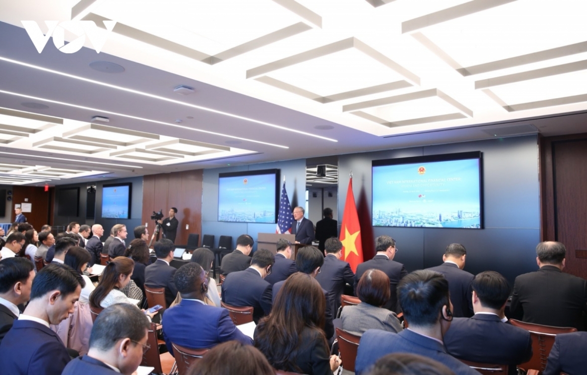 Delegates attend the business roundtable on March 23