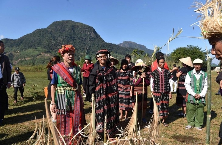 Ritual disguises in the Water Deity worship festival.