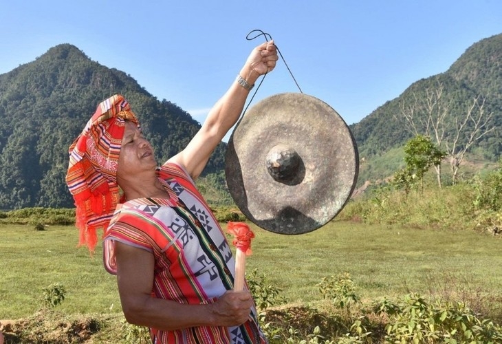 Artisan Ho Van Thoi performs traditional gongs of the Pa Co people at the festival.