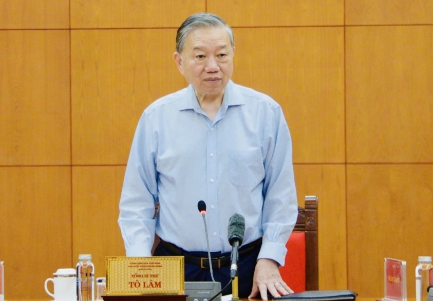 Party General Secretary To Lam speaks at the working session