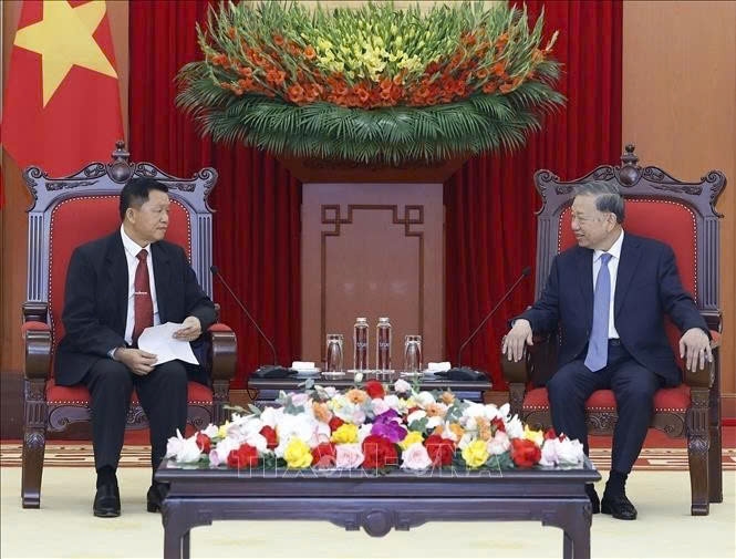 Vietnamese Party General Secretary To Lam (R) receives Lao Minister of Public Security Vanthong Kongmany in Hanoi on March 20. (Photo: VNA)