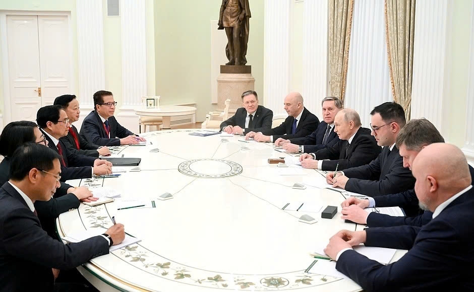 Vietnamese Prime Minister Pham Minh Chinh and Russian President Vladimir Putin during their meeting in Moscow on March 25