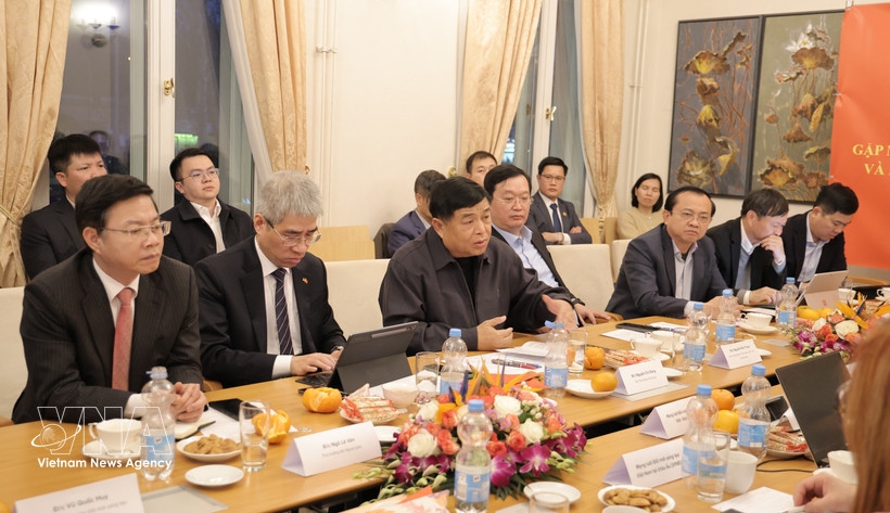 Deputy Prime Minister Nguyen Chi Dung (third, left) speaks at the working session with staff of the Vietnamese Embassy, members of the Vietnam–Germany Innovation Network (VGI), and Vietnamese experts, intellectuals and entrepreneurs in Germany and across Europe