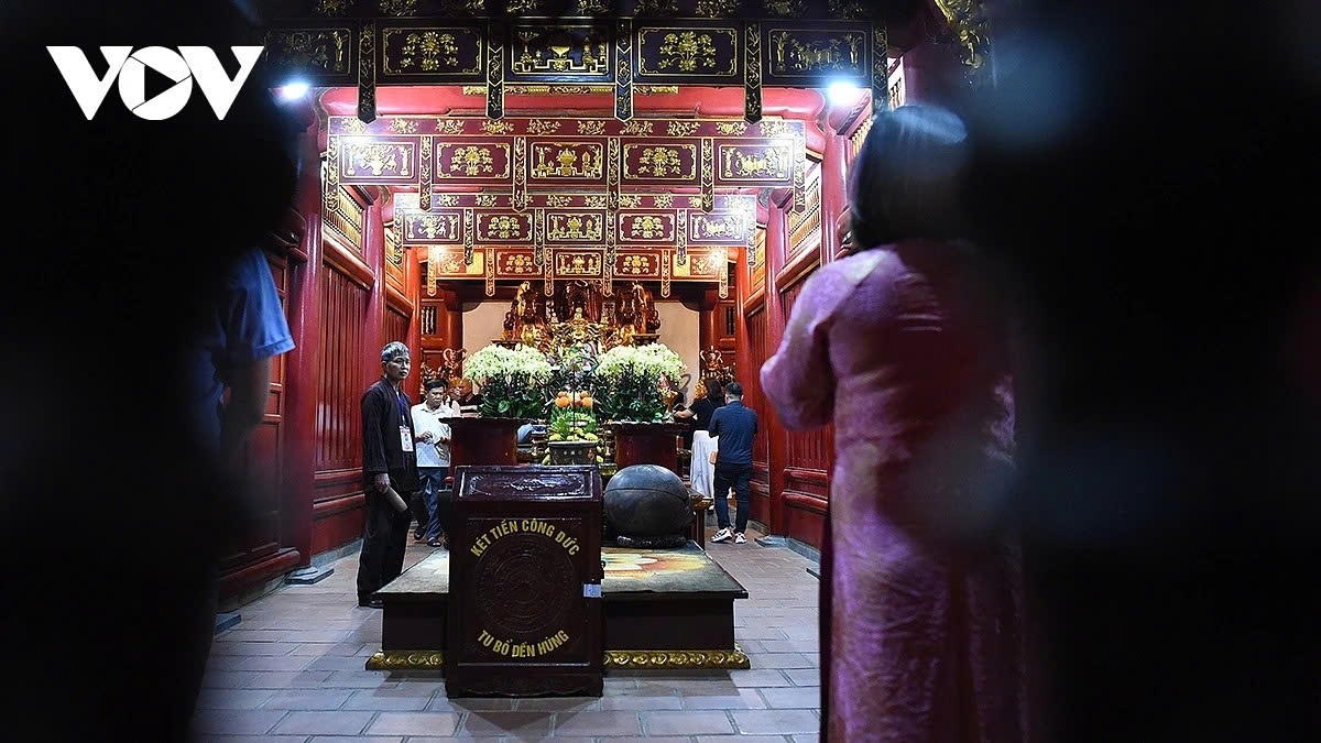 Nguyen Thi Thanh Hoa, a visitor from Hanoi says, “The night tour on Nghia Linh Mountain offers a very peaceful setting. As you make the pilgrimage, it feels as if all the worries and bustle of daily life fade away. After many visits to Hung Kings Temple, I regret not knowing about this tour earlier.”