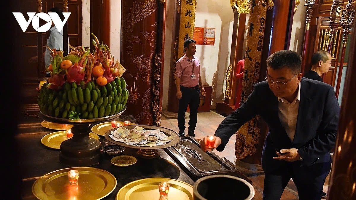 In the solemn, sacred and tranquil atmosphere atop Nghia Linh Mountain, each visitor lights incense and a candle in tribute to the ancestors who founded the nation.