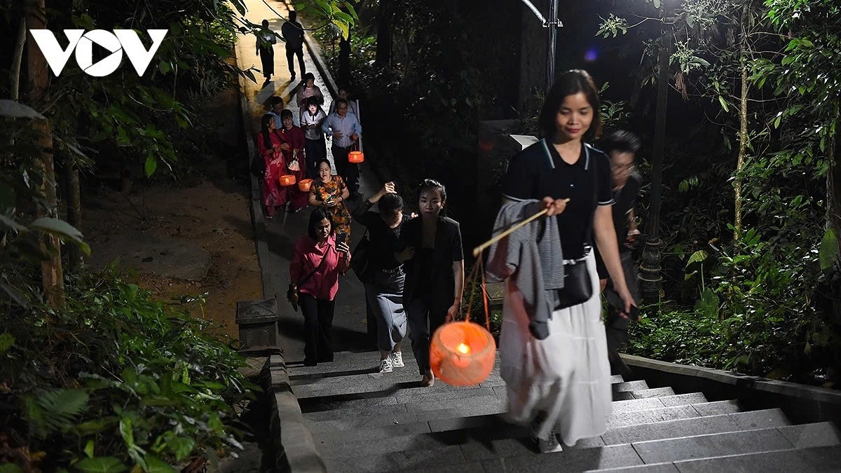  “The night tour offers a cool, pleasant atmosphere and is not too crowded, making the pilgrimage to the Hung Kings ancestral land feel closer to nature and more in tune with its sacred setting.”, says Nguyen Thi Thanh Hoa, a visitor from Hanoi.