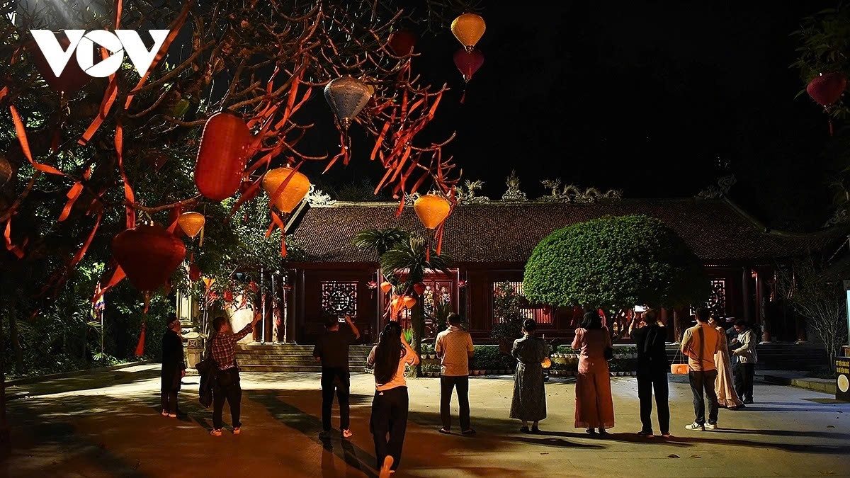 The night scene on Nghia Linh Mountain brings a sense of tranquility, closeness and coolness to visiting pilgrims.
