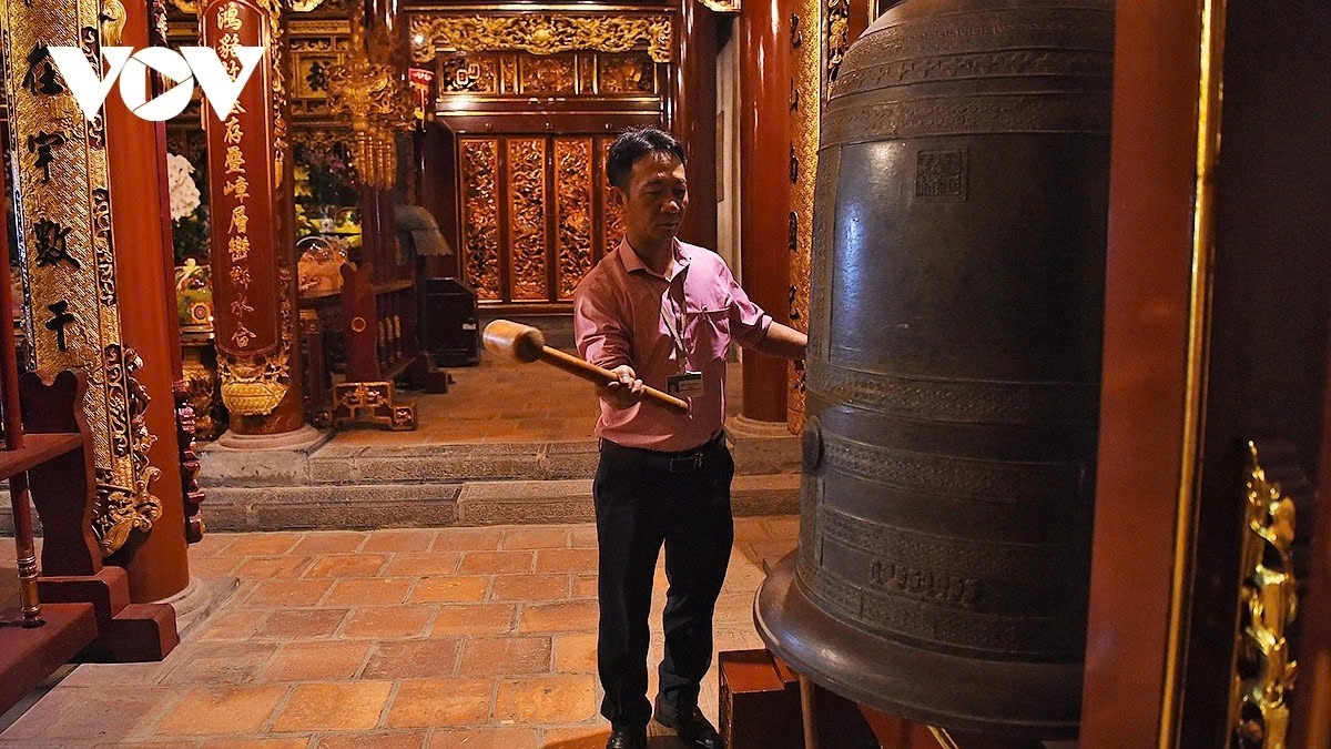 Visitors ring the bell before offering incense to the Hung Kings.