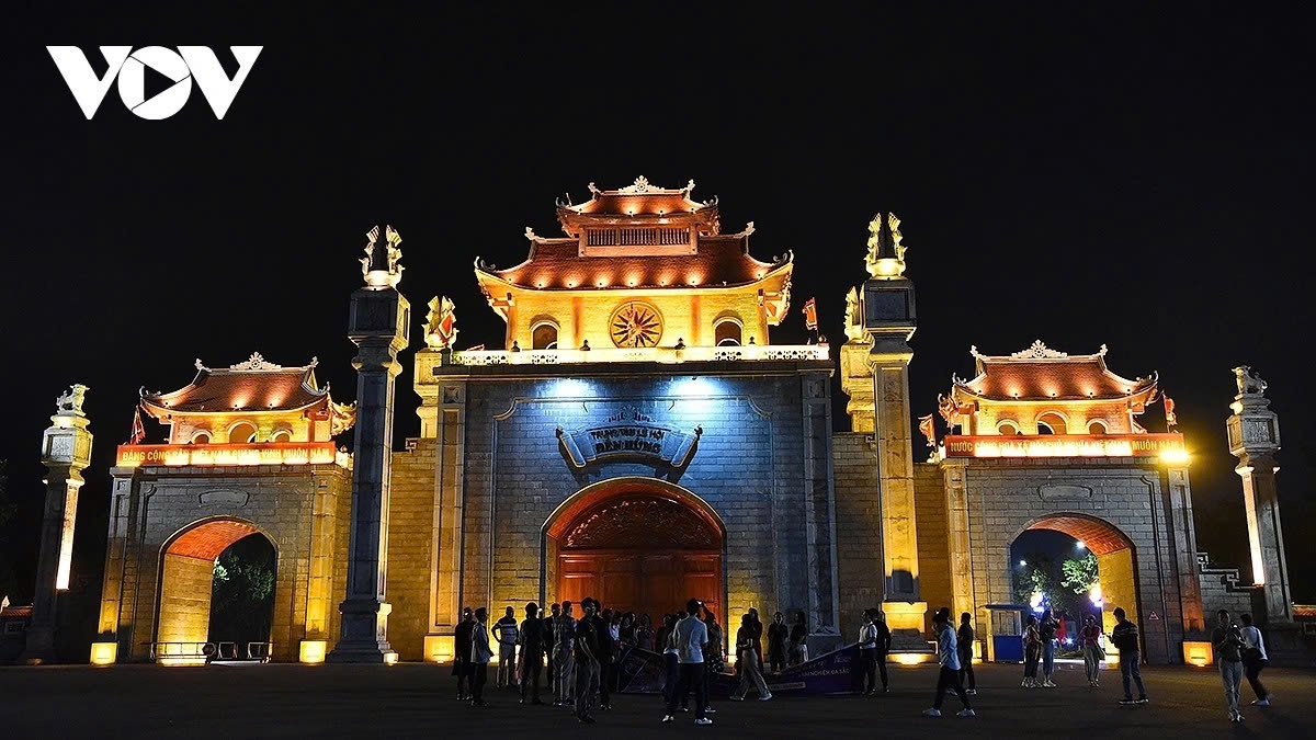 The event also introduces Phu Tho’s new tourism product: the night tour “Đền Hùng lung linh nguồn cội” (“Hung Temple – glowing with ancestral roots”).