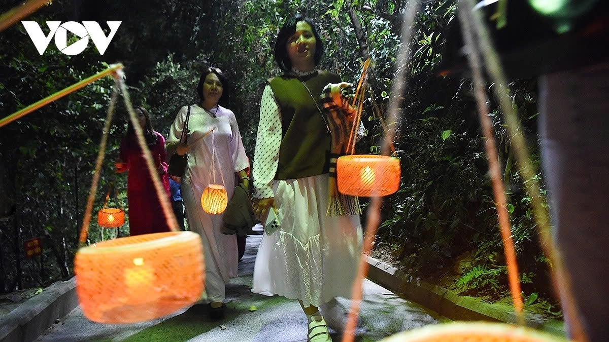 A nighttime pilgrimage to Nghia Linh Mountain offers visitors a new, distinctive and unique experience.
