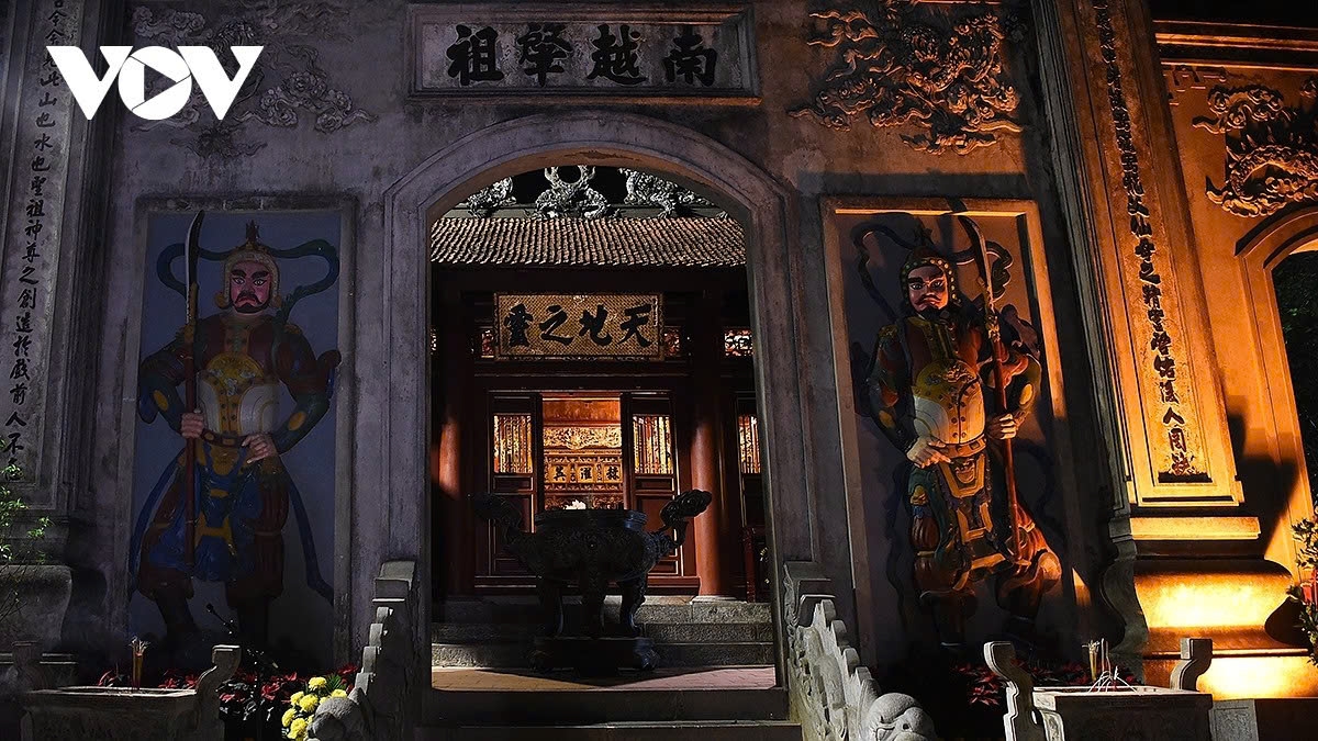 Bui Xuan Truong, Deputy Director of the Phu Tho Department of Culture, Sports and Tourism, said the night tour is organized in line with the goal of developing the night-time economy, while creating conditions for visitors to tour and pay tribute at the Hung Kings ancestral land and Phu Tho’s cultural heritage recognized by UNESCO.