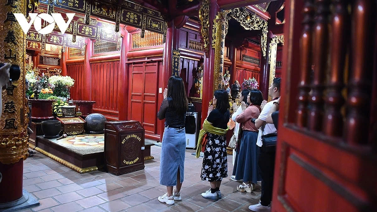 The night tour  gives visitors a chance to explore the site at night and pay tribute at the Hung Kings Temple complex on Nghia Linh Mountain, passing through Ha Temple, Trung Temple and Thuong Temple before the final stop at Gieng Temple.
