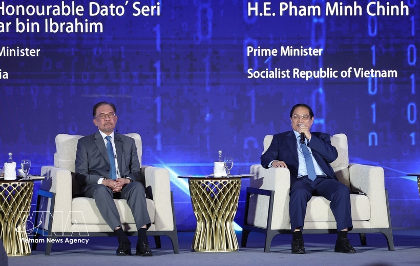 On May 28, 2025, within the framework of the 46th ASEAN Summit and other related Summits, in Kuala Lumpur, Malaysia, Prime Minister Pham Minh Chinh (R) and Malaysian Prime Minister Anwar Ibrahim participate in a discussion session on "Smart Grid: Connecting through Autonomous AI". (Photo: VNA)
