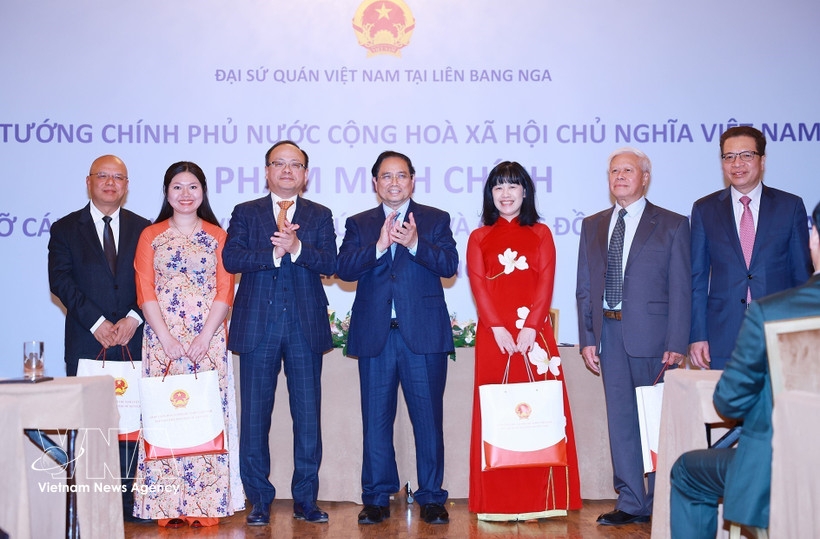 PM Pham Minh Chinh (centre) presents gifts to the Vietnamese community in Russia at the meeting in Moscow on the evening of March 22 (local time). (Photo: VNA)