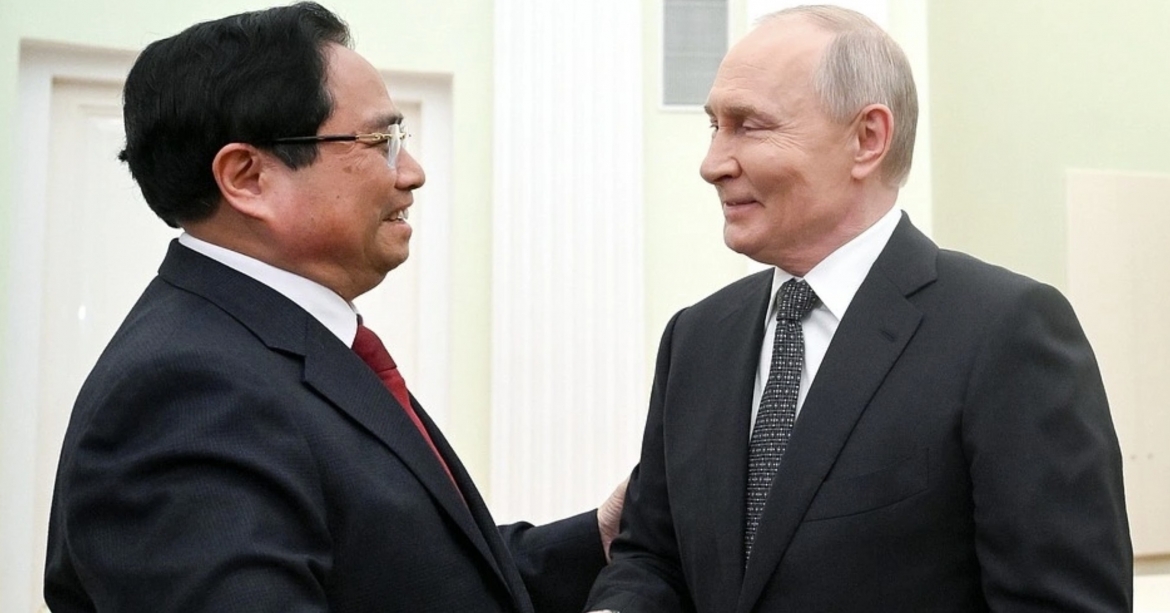 Russian President Vladimir Putin welcomes PM Pham Minh Chinh
(Photo: Kremlin)