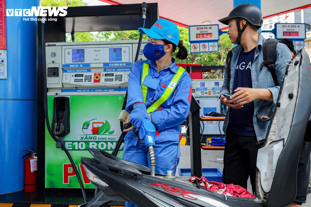 Prime Minister Pham Minh Chinh has called for measures to ensure fuel supply while encouraging electric vehicles, public transport and biofuels to reduce reliance on fossil fuels. In the photo, a consumer chooses E10 biofuel at a petrol station. (Photo: VTC)