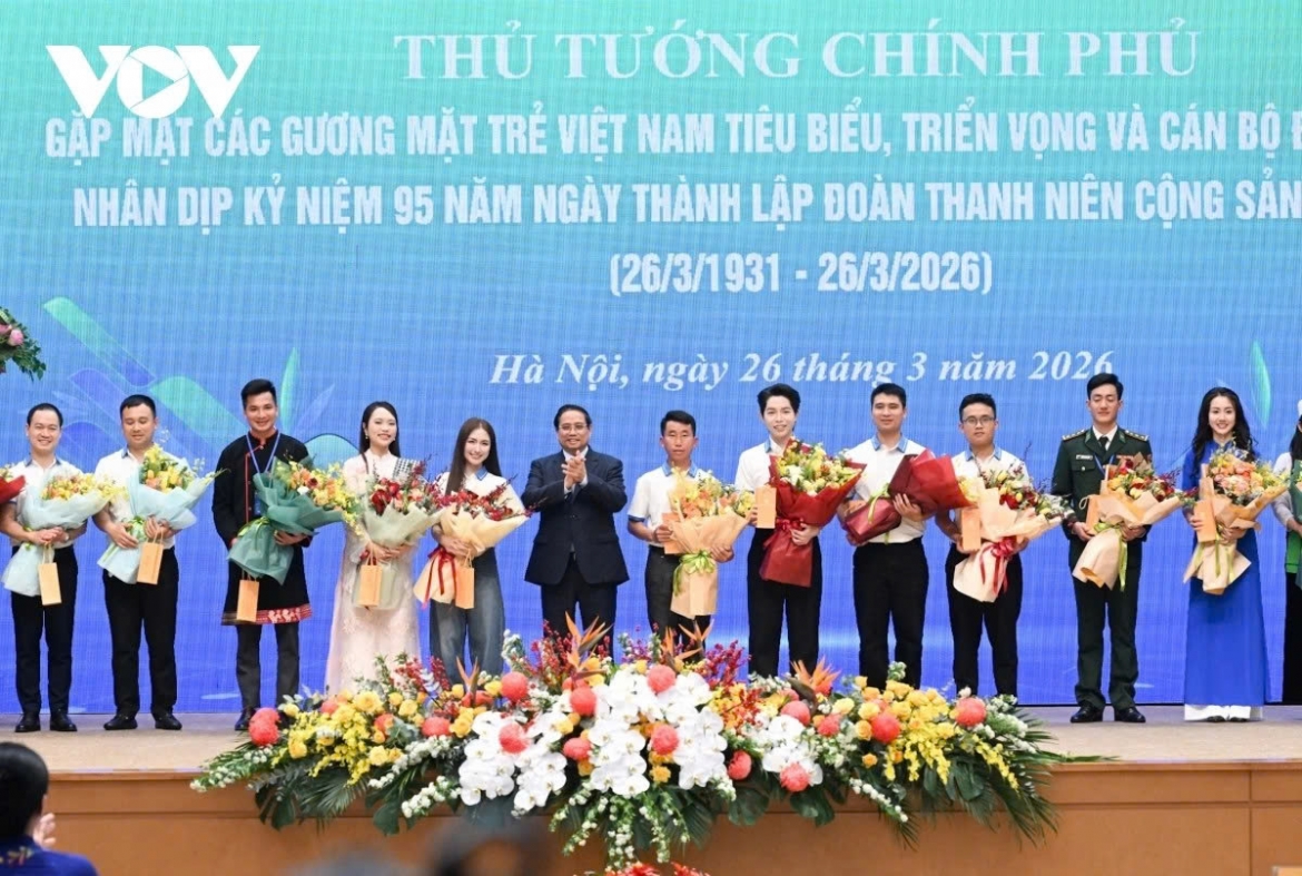 Prime Minister Pham Minh Chinh presents flowers to Outstanding Young Vietnamese Faces Award winners