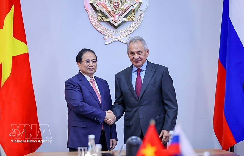Prime Minister Pham Minh Chinh (L) meets with Secretary of the Security Council of the Russian Federation Sergey Shoigu. (Photo: VNA)