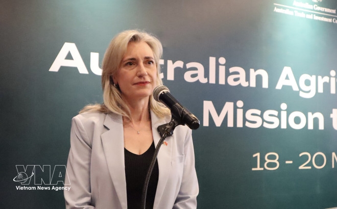 Emma McDonald, Austrade’s Senior Trade and Investment Commissioner to Vietnam, addresses the forum. (Photo: VNA)