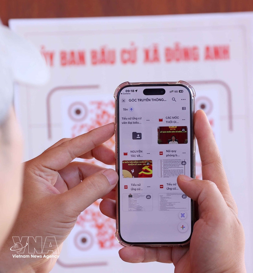 A voter scans a QR code with their smartphones to quickly check information related to their voting rights. (Photo: VNA)