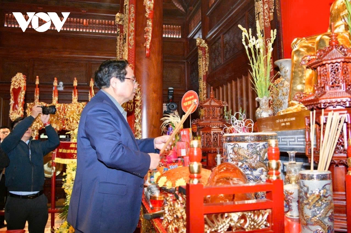 Prime Minister Pham Minh Chinh pays tribute to President Ho Chi Minh at the Ho Chi Minh Memorial House at Hill E2 historical site in Dien Bien, during his working trip to province on March 8