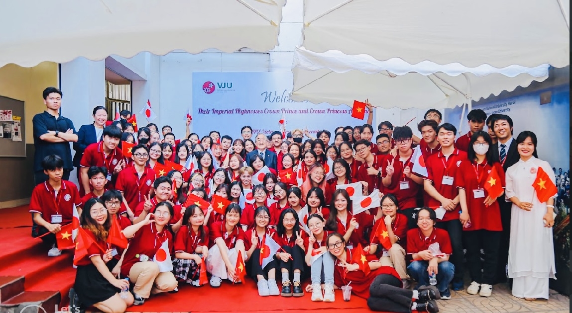 Prof. Dr. Furuta Motoo and Vietnam – Japan University students pose for a group photo at an academic exchange