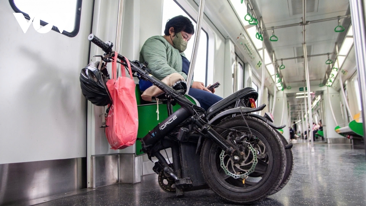 Many commuters combine the metro with folding bicycles for daily travel