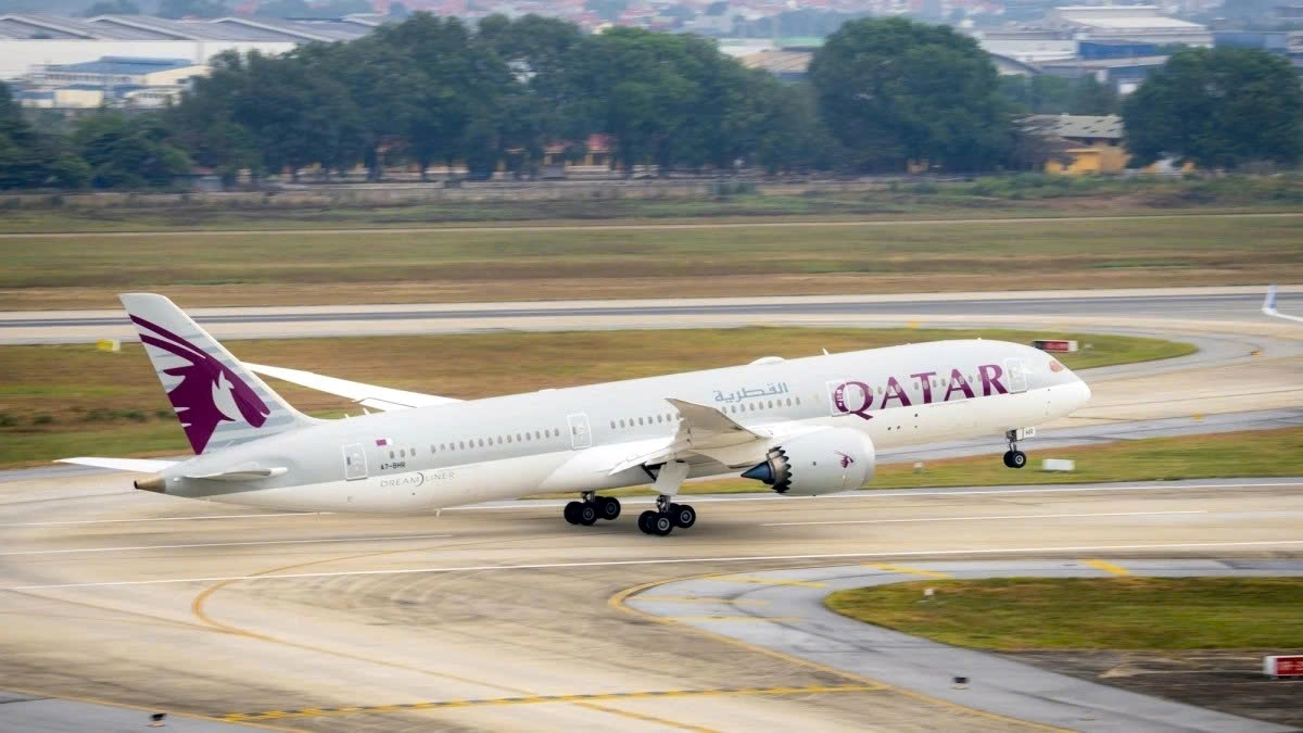 Qatar Airways has suspended flights and introduced flexible travel policies to support Vietnamese travelers. In the photo is Qatar Airways aircraft at Noi Bai International Airport in Hanoi, Vietnam